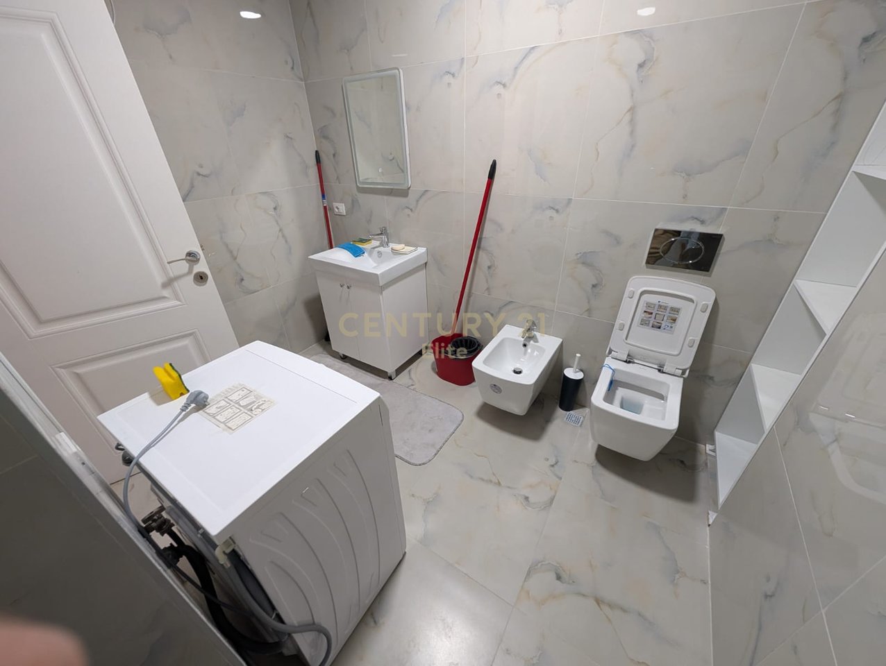 Jepet me Qira apartament 1+1 me post parkimi tek Rruga e Durresit.