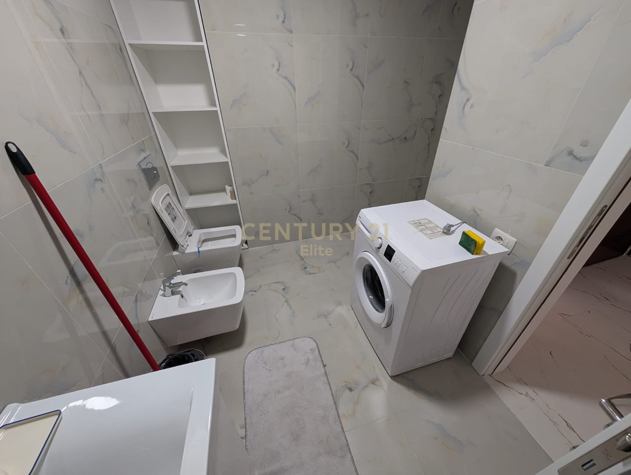 Jepet me Qira apartament 1+1 me post parkimi tek Rruga e Durresit.