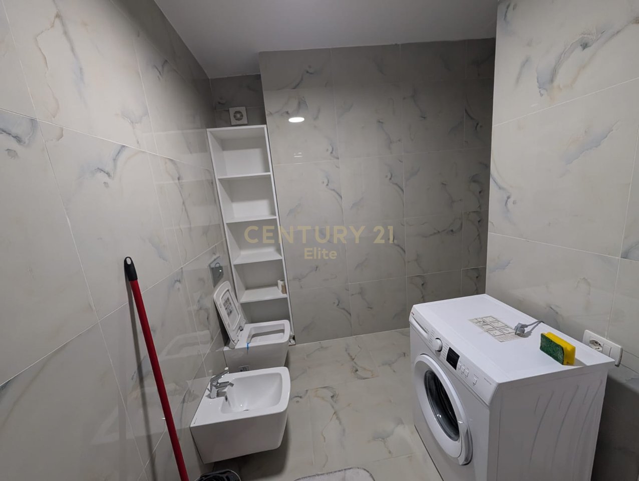 Jepet me Qira apartament 1+1 me post parkimi tek Rruga e Durresit.