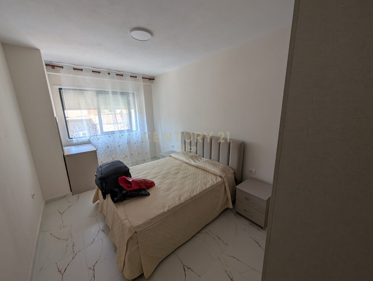 Jepet me Qira apartament 1+1 me post parkimi tek Rruga e Durresit.