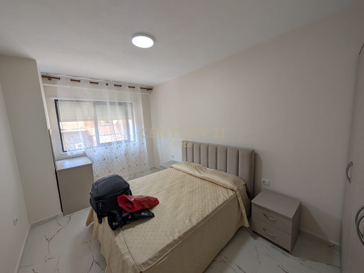 Jepet me Qira apartament 1+1 me post parkimi tek Rruga e Durresit.