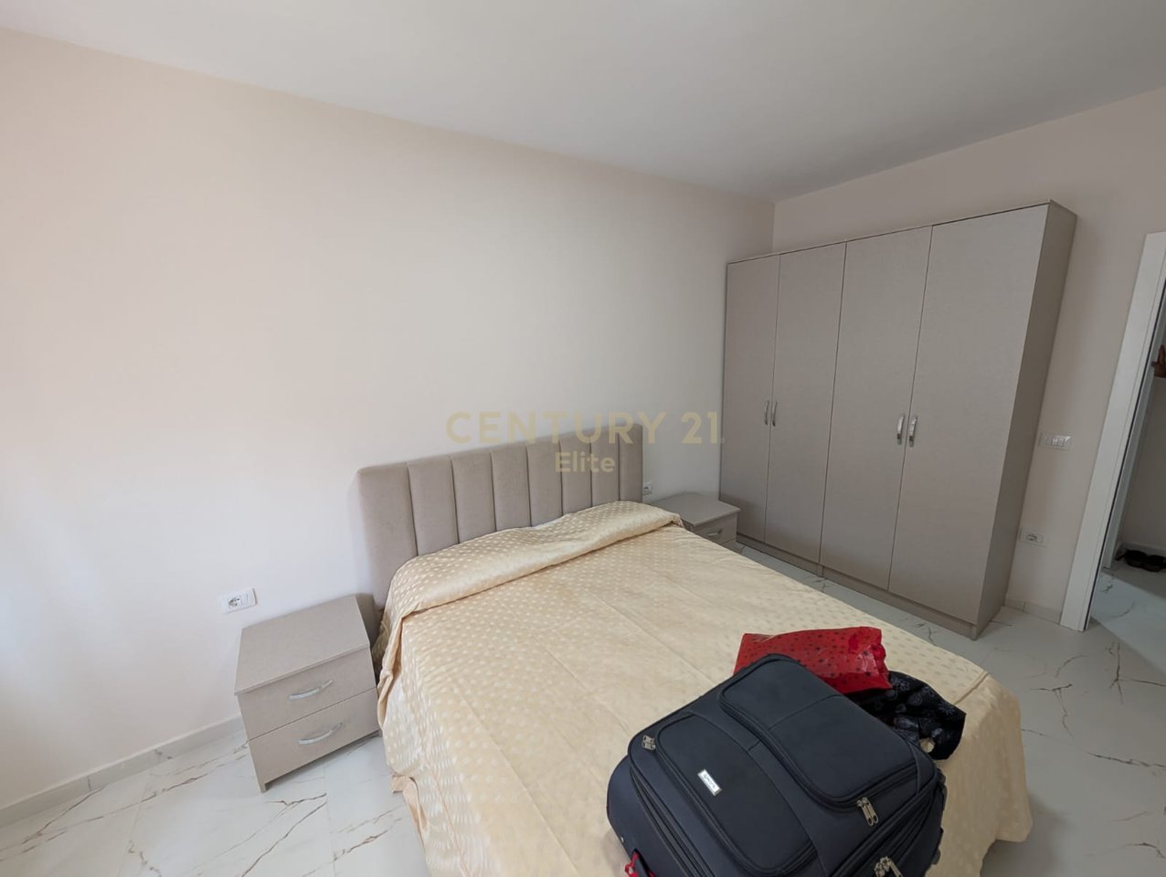 Jepet me Qira apartament 1+1 me post parkimi tek Rruga e Durresit.