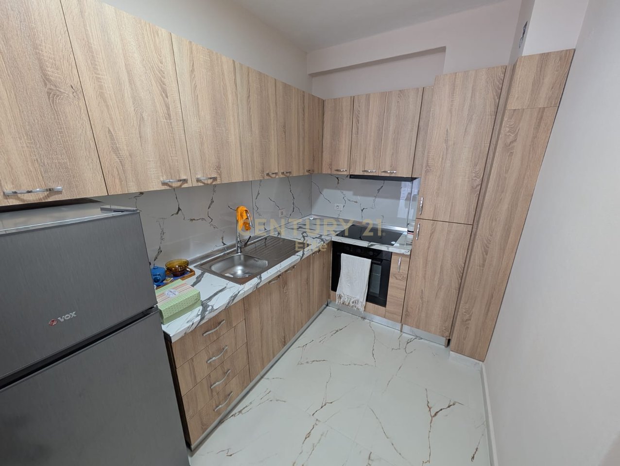 Jepet me Qira apartament 1+1 me post parkimi tek Rruga e Durresit.