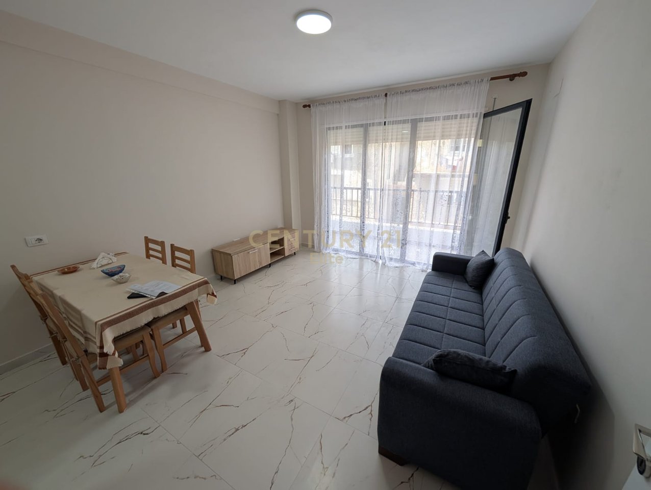 Jepet me Qira apartament 1+1 me post parkimi tek Rruga e Durresit.