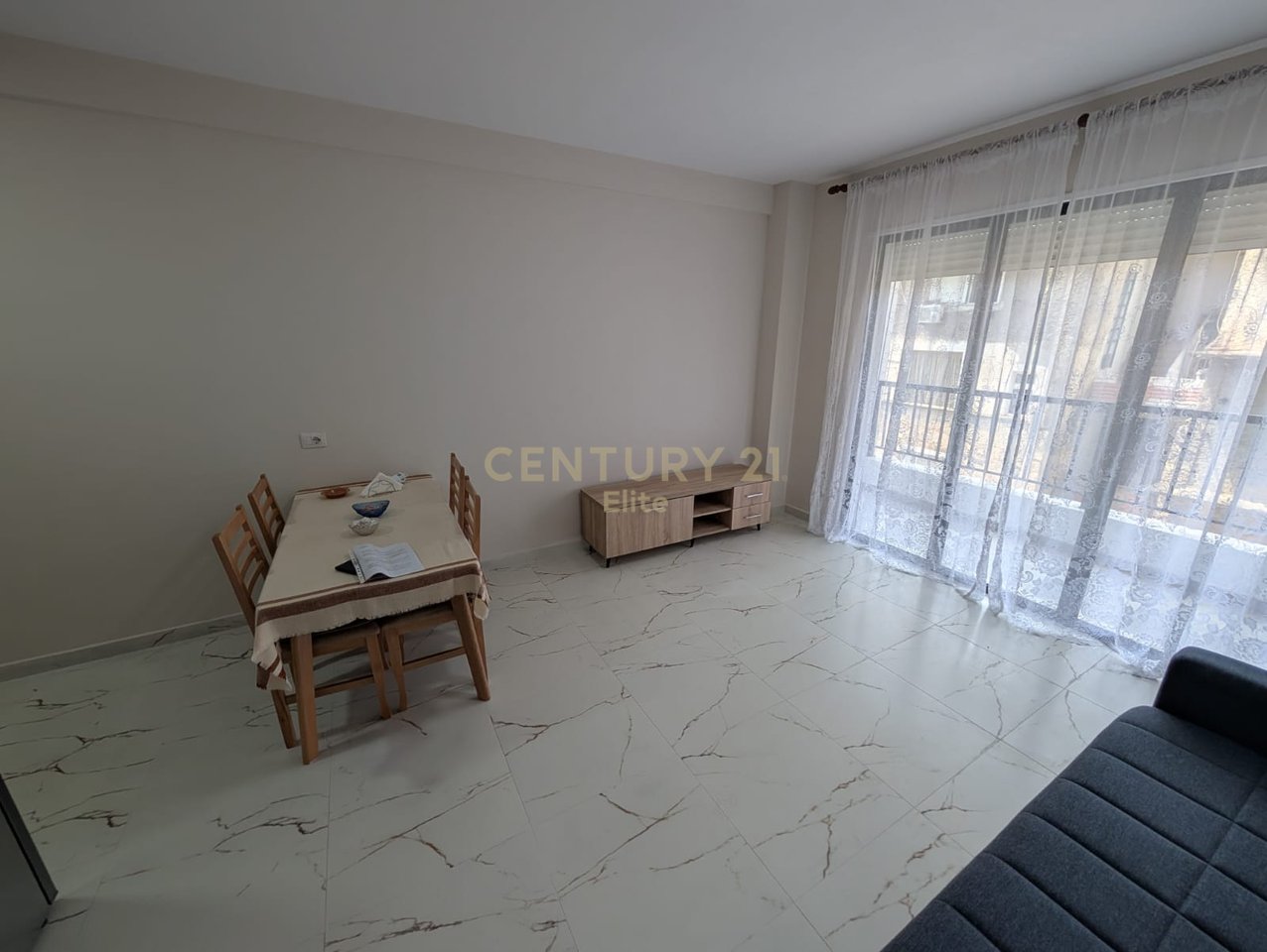 Jepet me Qira apartament 1+1 me post parkimi tek Rruga e Durresit.