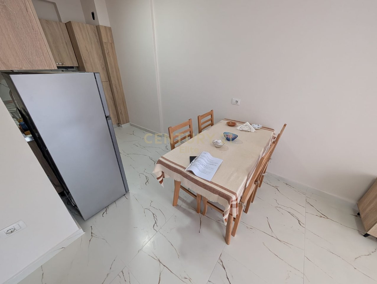 Jepet me Qira apartament 1+1 me post parkimi tek Rruga e Durresit.