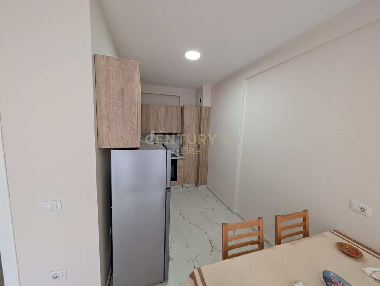Jepet me Qira apartament 1+1 me post parkimi tek Rruga e Durresit.