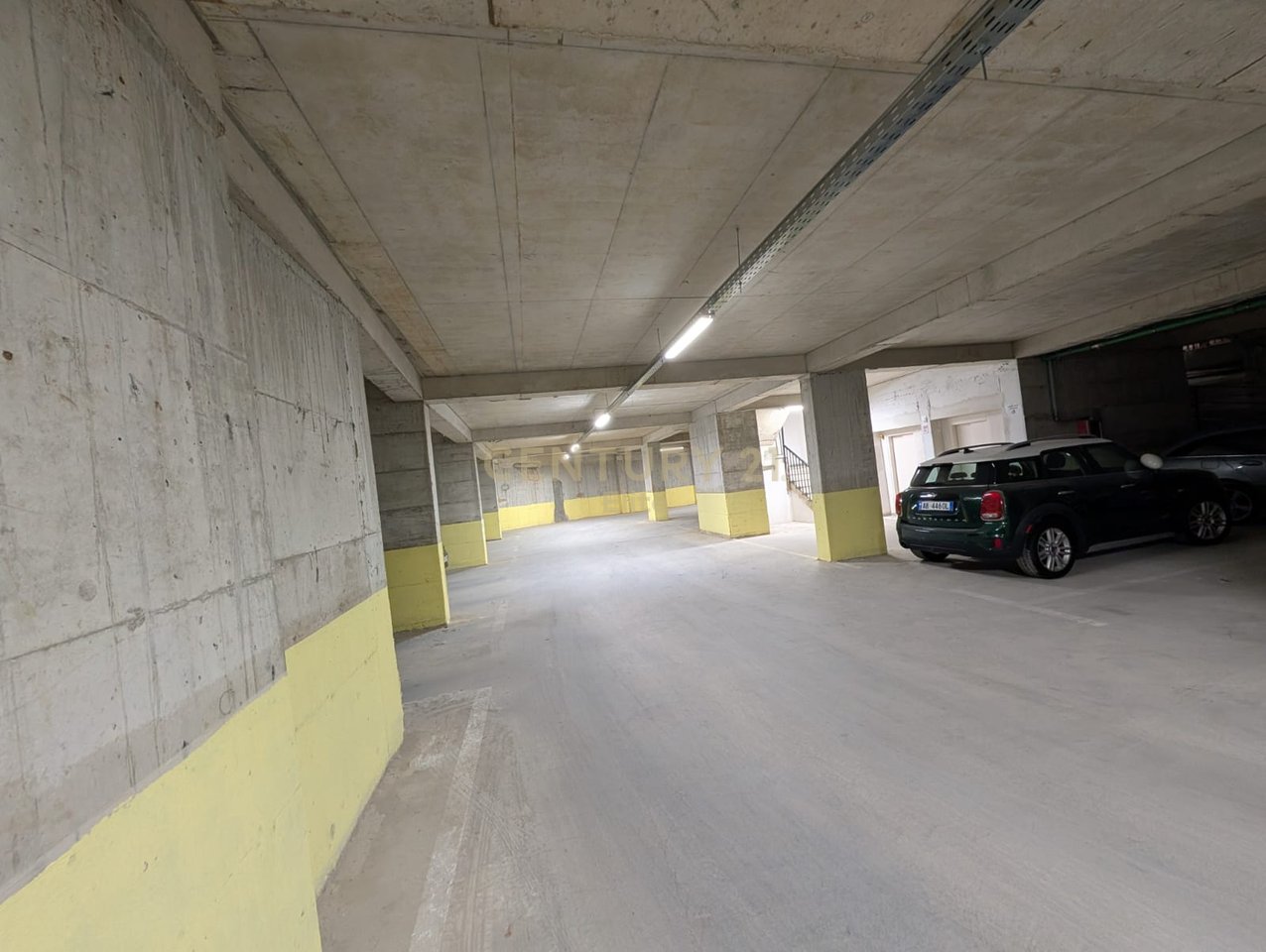 Jepet me Qira apartament 1+1 me post parkimi tek Rruga e Durresit.