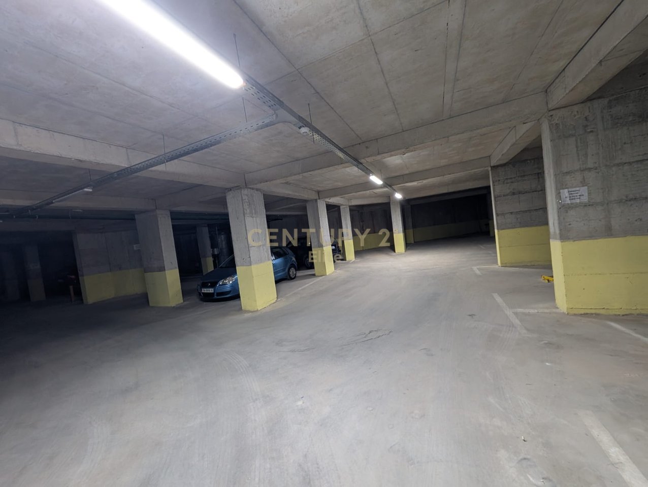 Jepet me Qira apartament 1+1 me post parkimi tek Rruga e Durresit.
