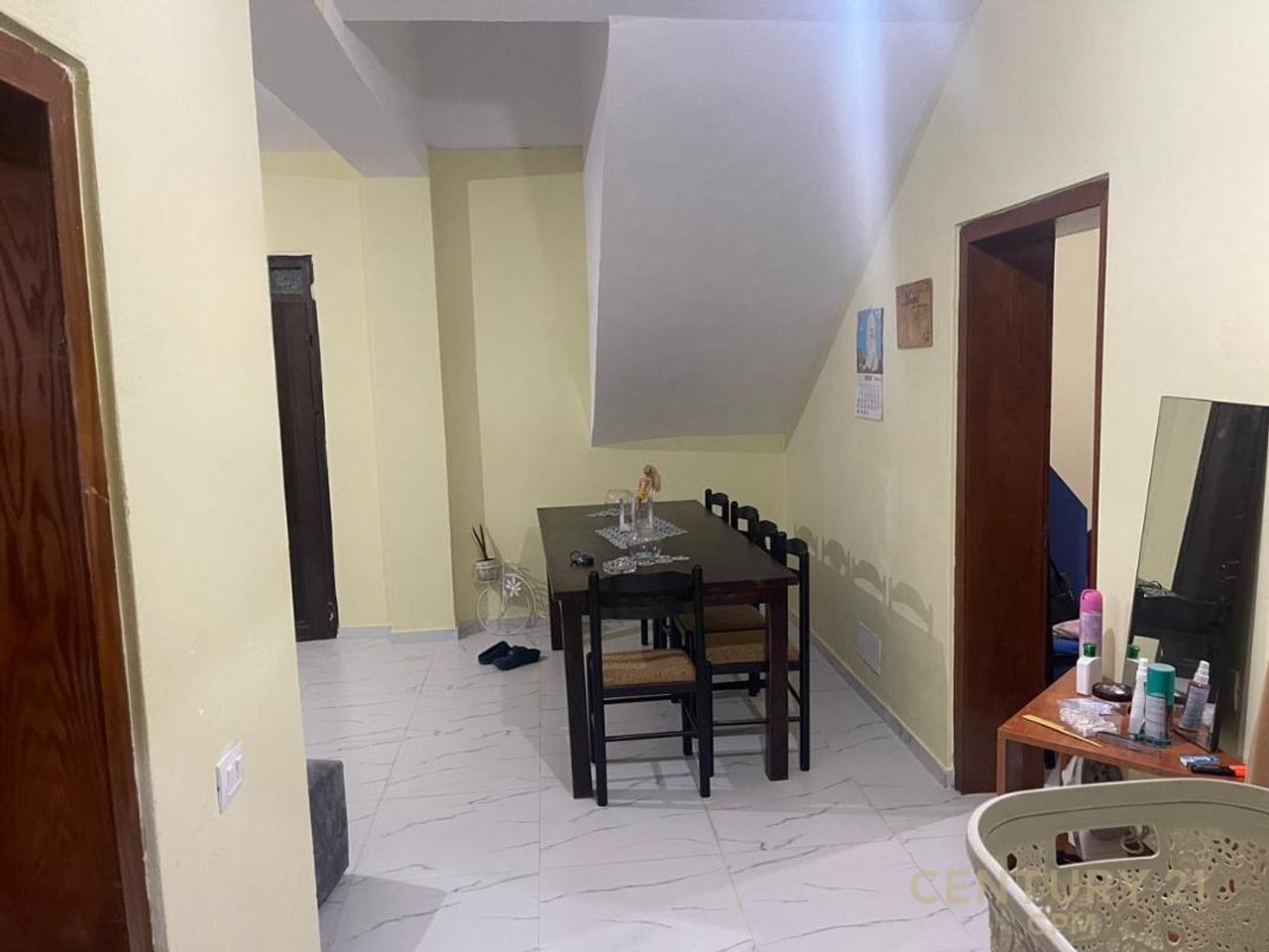 Vilë dy katëshe për shitje në zonën e Ali Demit!