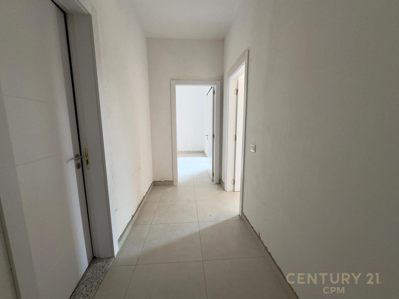 Shitet apartament 1+1 buze Unazes ne Paskuqan!