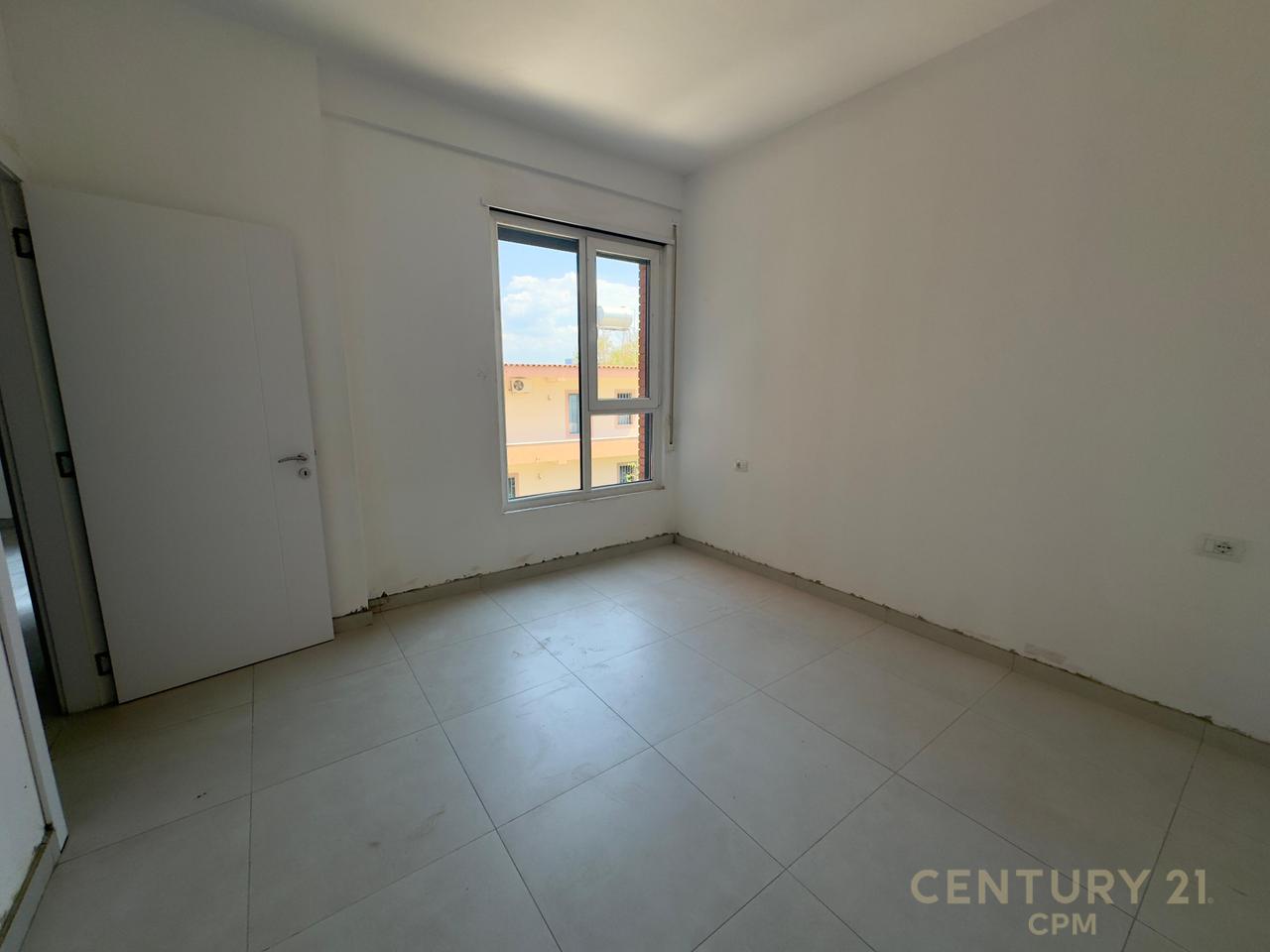 Shitet apartament 1+1 buze Unazes ne Paskuqan!