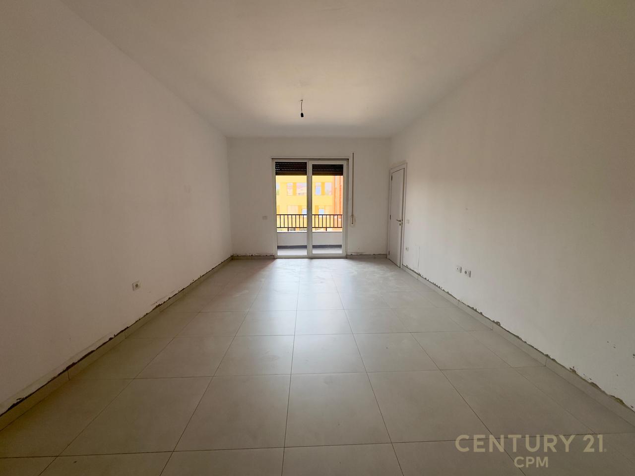 Shitet apartament 1+1 buze Unazes ne Paskuqan!