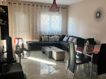 IN VENDITA APPARTAMENTO 2+1+2 CON BALCONE – ZONA OXHAKU, VICINO AL BAR-CAFFÈ “ARTISTI”