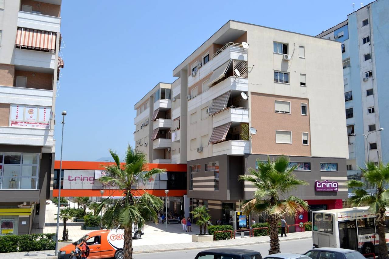 NJESI KOMERCIALE PER SHITJE, KOMUNA E PARISIT!