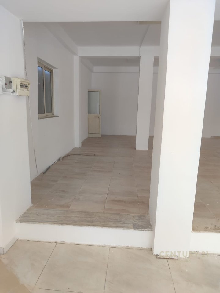 Jepet me qira ambient komercial në Rrugën 5 Maji!!