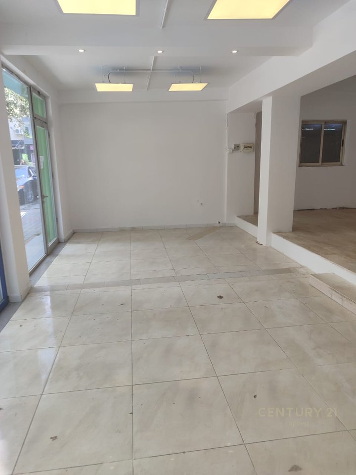 Jepet me qira ambient komercial në Rrugën 5 Maji!!