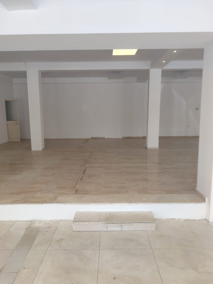 Jepet me qira ambient komercial në Rrugën 5 Maji!!