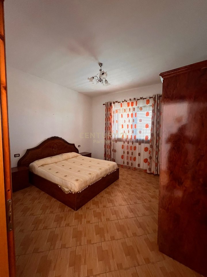 VILLA SU DUE PIANI IN VENDITA A 15 MINUTI DALLA BAIA DI LALEZ PER SOLI 220.000 EURO