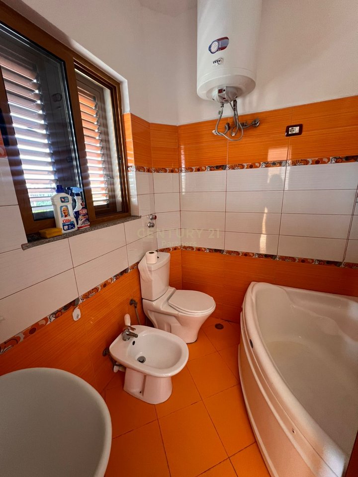 VILLA SU DUE PIANI IN VENDITA A 15 MINUTI DALLA BAIA DI LALEZ PER SOLI 220.000 EURO