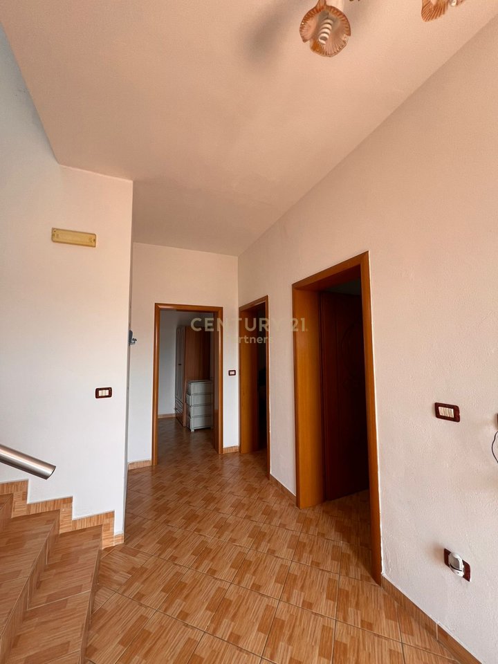 VILLA SU DUE PIANI IN VENDITA A 15 MINUTI DALLA BAIA DI LALEZ PER SOLI 220.000 EURO