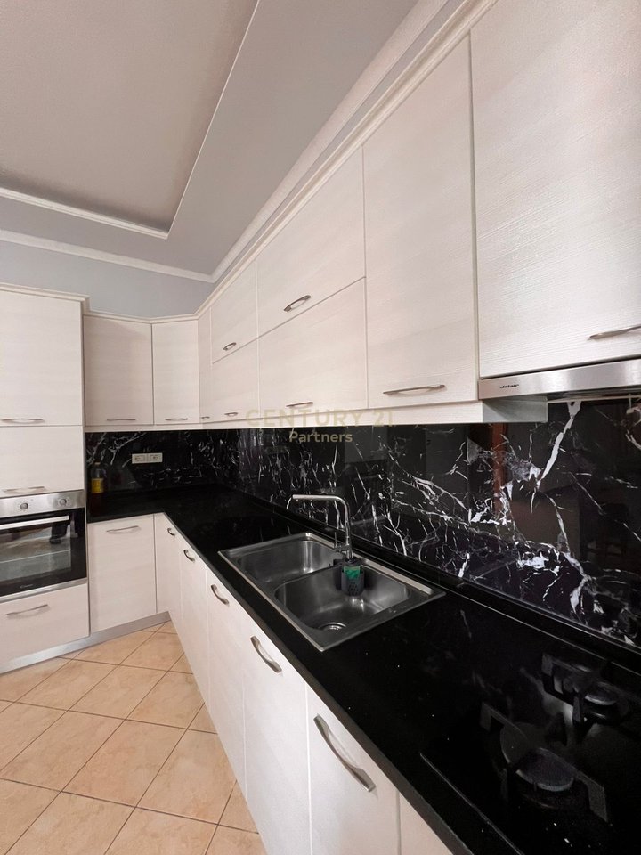 VILLA SU DUE PIANI IN VENDITA A 15 MINUTI DALLA BAIA DI LALEZ PER SOLI 220.000 EURO