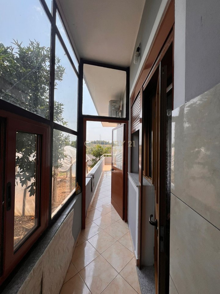 VILLA SU DUE PIANI IN VENDITA A 15 MINUTI DALLA BAIA DI LALEZ PER SOLI 220.000 EURO