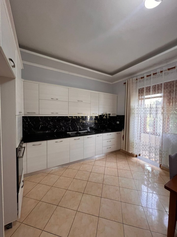 VILLA SU DUE PIANI IN VENDITA A 15 MINUTI DALLA BAIA DI LALEZ PER SOLI 220.000 EURO