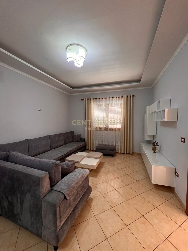 VILLA SU DUE PIANI IN VENDITA A 15 MINUTI DALLA BAIA DI LALEZ PER SOLI 220.000 EURO