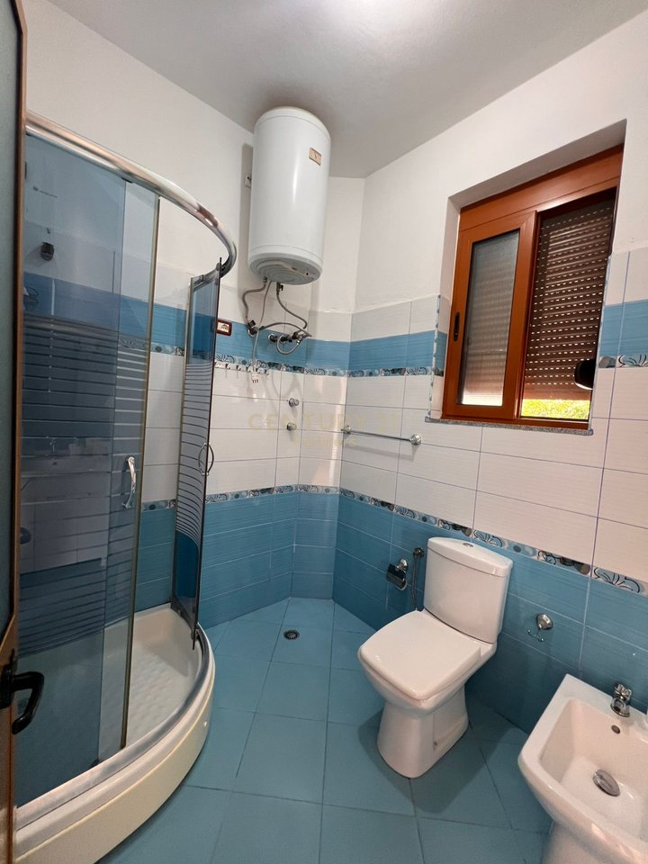VILLA SU DUE PIANI IN VENDITA A 15 MINUTI DALLA BAIA DI LALEZ PER SOLI 220.000 EURO
