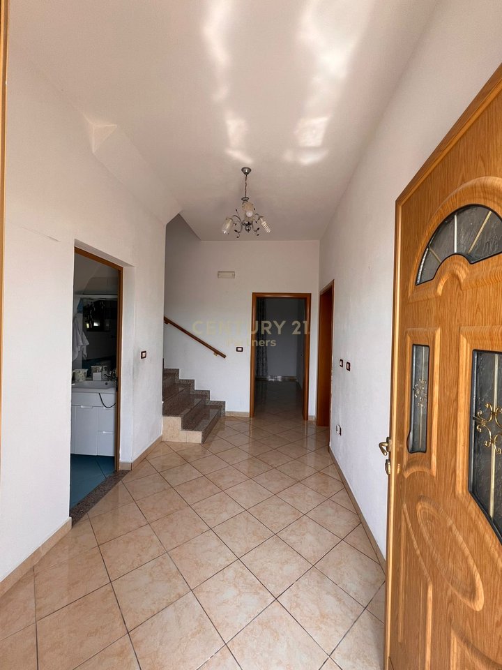 VILLA SU DUE PIANI IN VENDITA A 15 MINUTI DALLA BAIA DI LALEZ PER SOLI 220.000 EURO