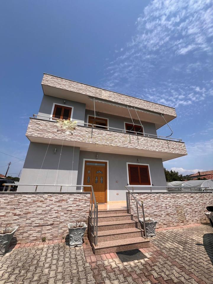 VILLA SU DUE PIANI IN VENDITA A 15 MINUTI DALLA BAIA DI LALEZ PER SOLI 220.000 EURO