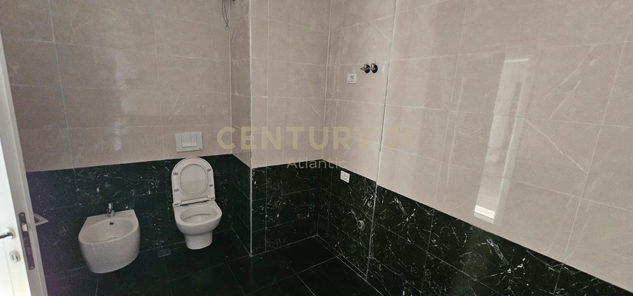 Apartament 2+1+2T në Shitje në Univers city prane Qendres Tregtare QTU, Tiranë