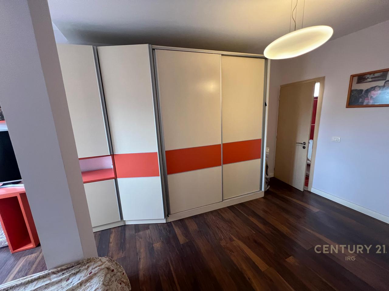Shitet Apartament 2+1+2 te Selvia – Pallat i Ri me Ashensor