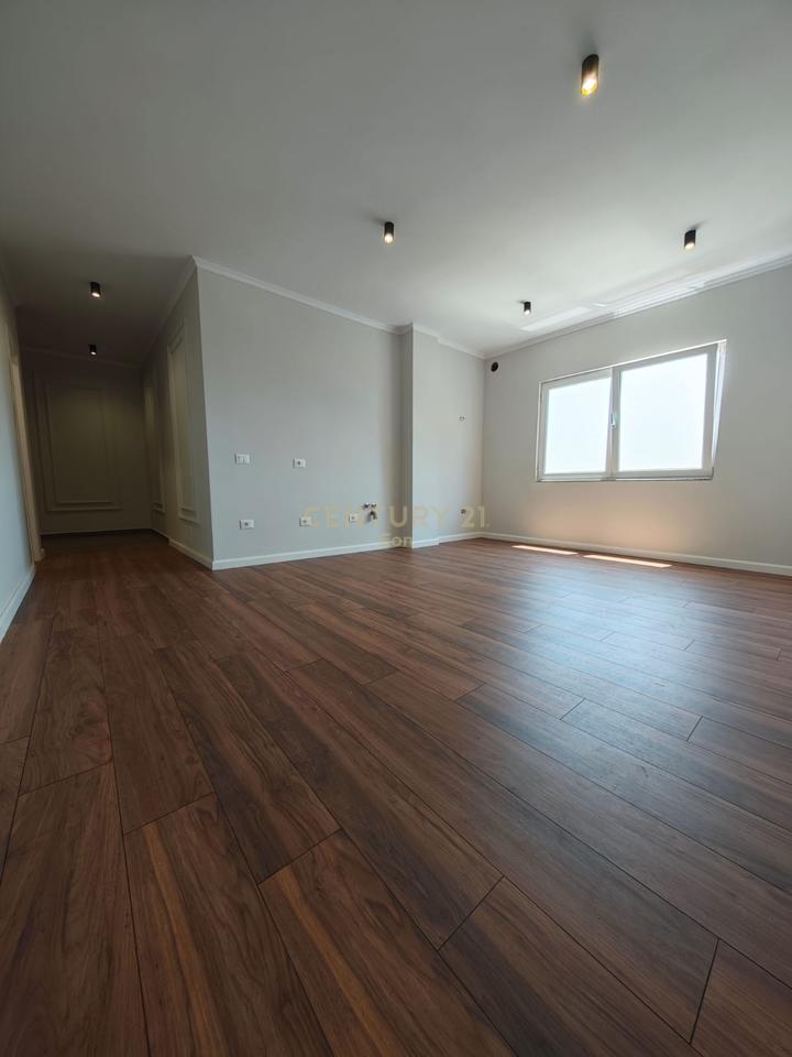 SHITET APARTAMENT 2+1 + GARAZHD TEK MARKATA NE DURRES !!!