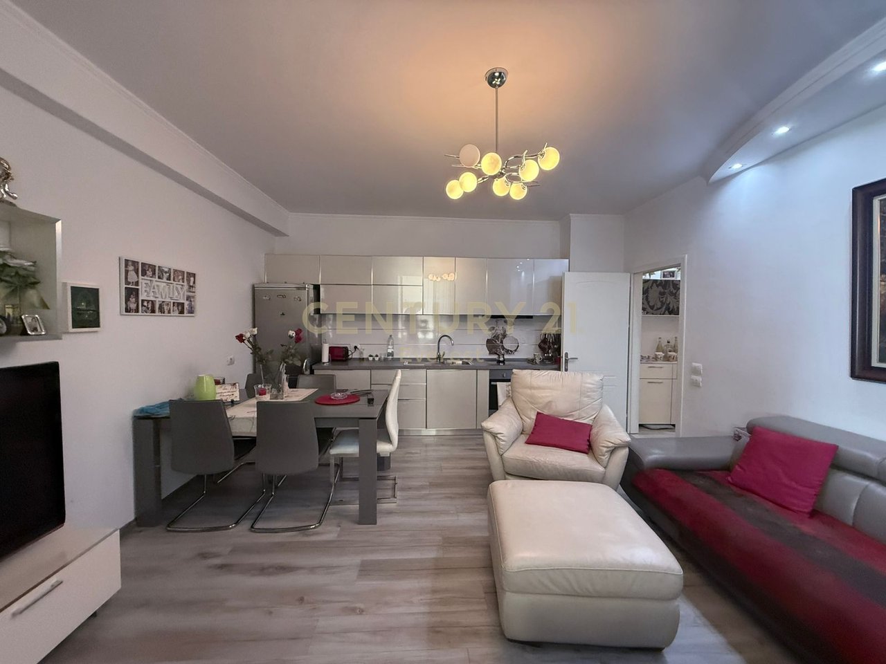 ISH EKSPOZITA, JAPIM ME QIRA APARTAMENT 1+1