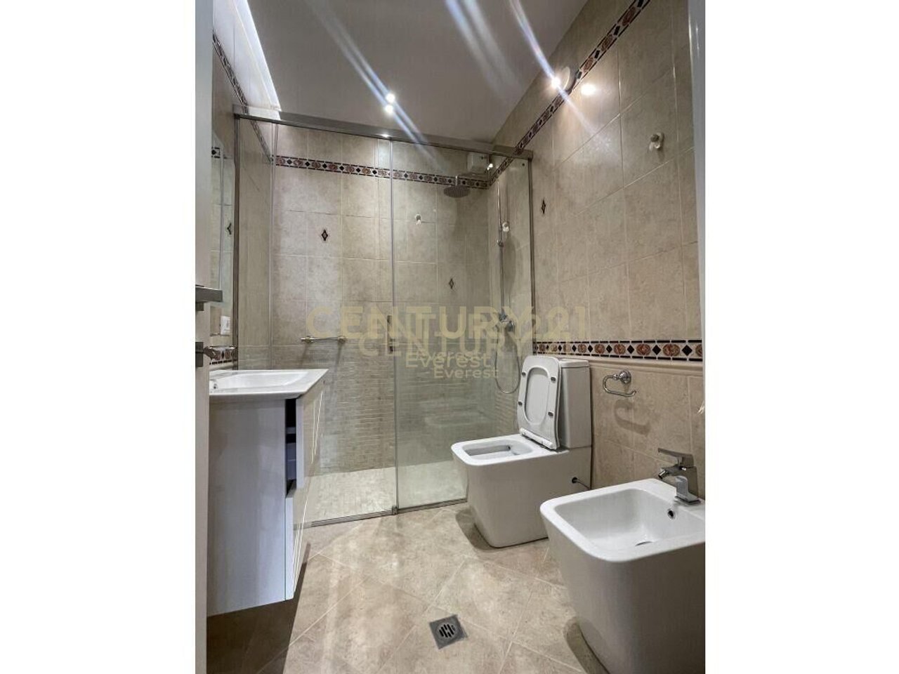 ISH BLLOKU, APARTAMENT 2+1+2 PER QIRA!