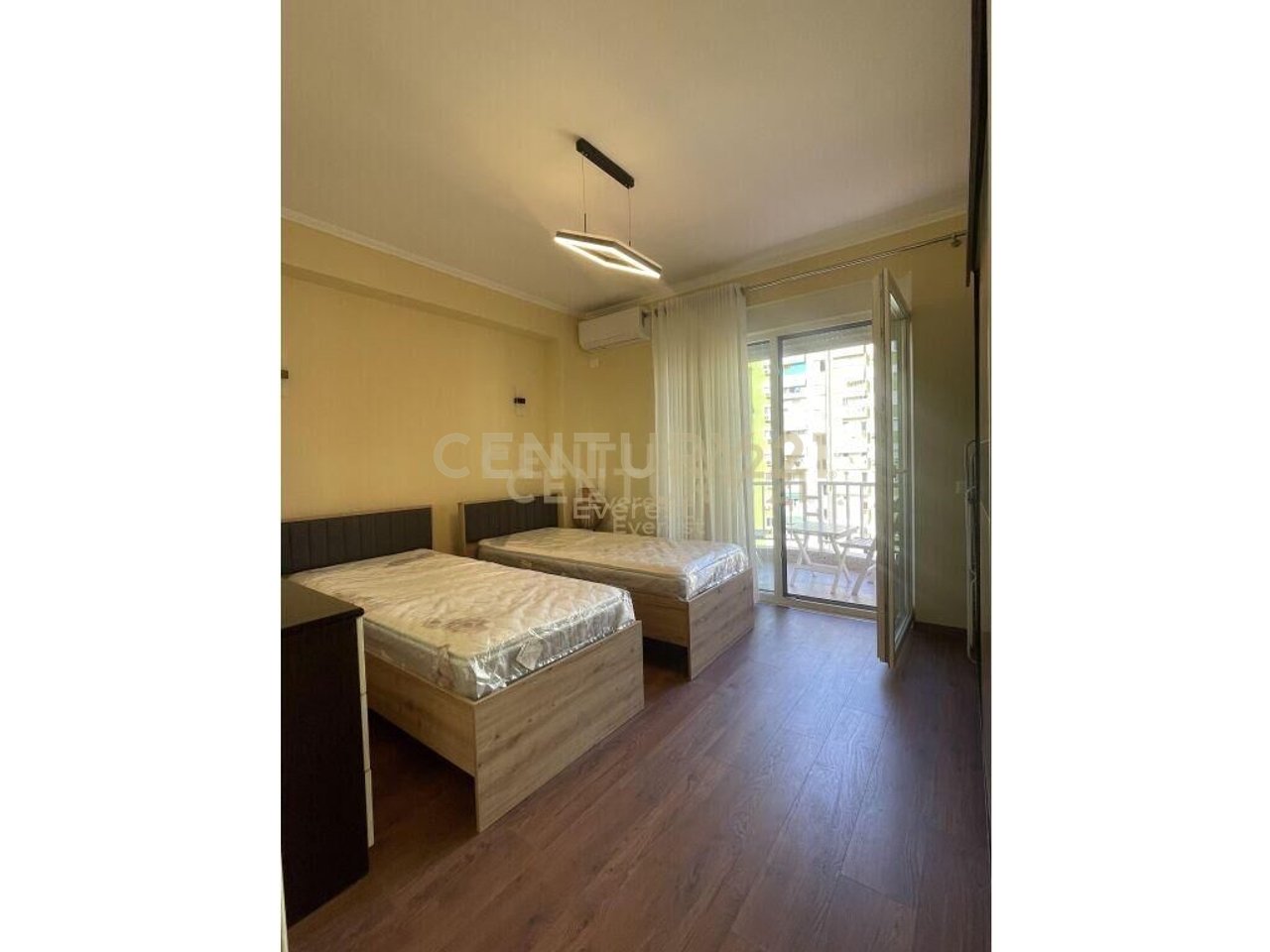 ISH BLLOKU, APARTAMENT 2+1+2 PER QIRA!