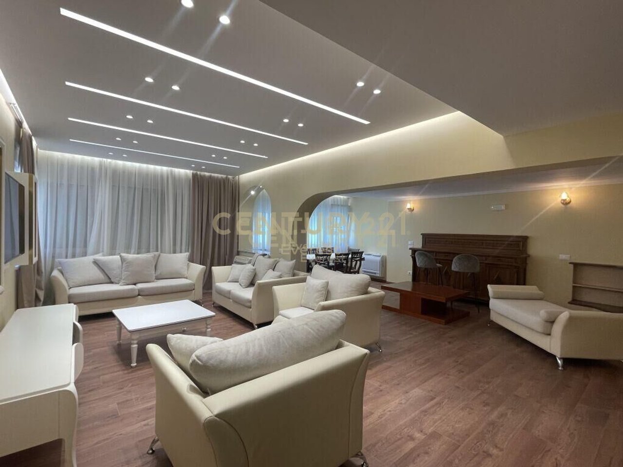 ISH BLLOKU, APARTAMENT 2+1+2 PER QIRA!