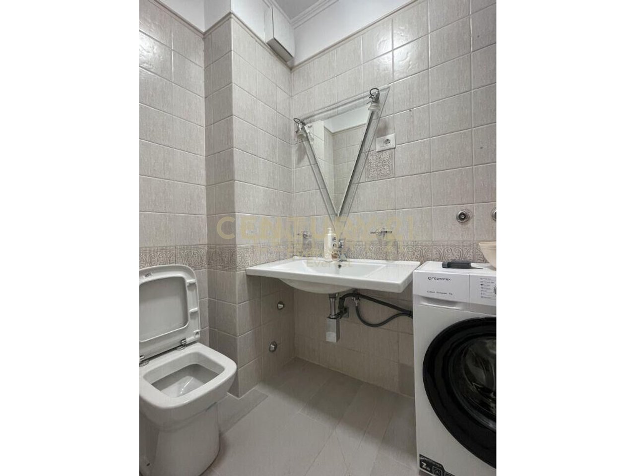 ISH BLLOKU, APARTAMENT 2+1+2 PER QIRA!