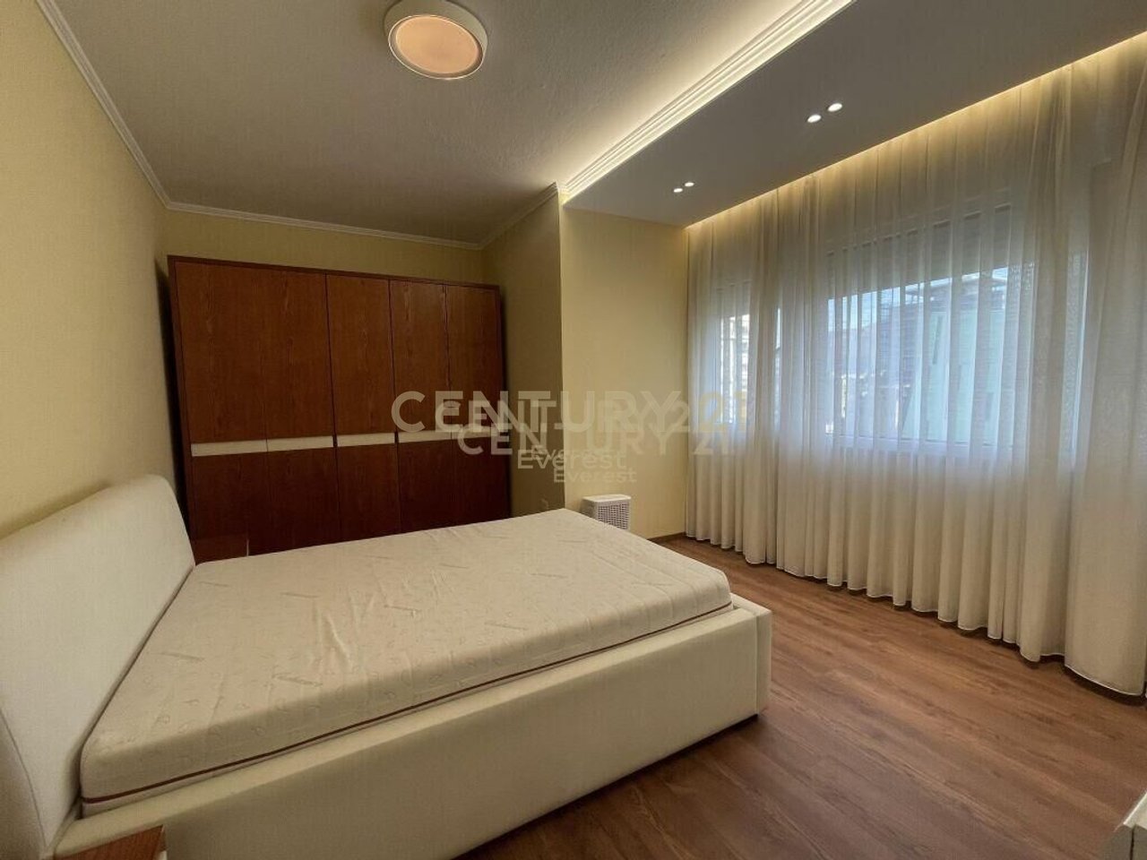 ISH BLLOKU, APARTAMENT 2+1+2 PER QIRA!