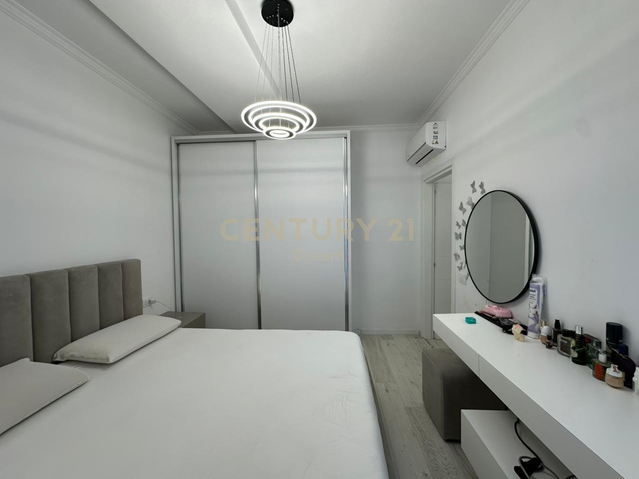 JEPET ME QIRA APARTAMENT 2+1+ POST PARKIMI TEK URBAN GATE !