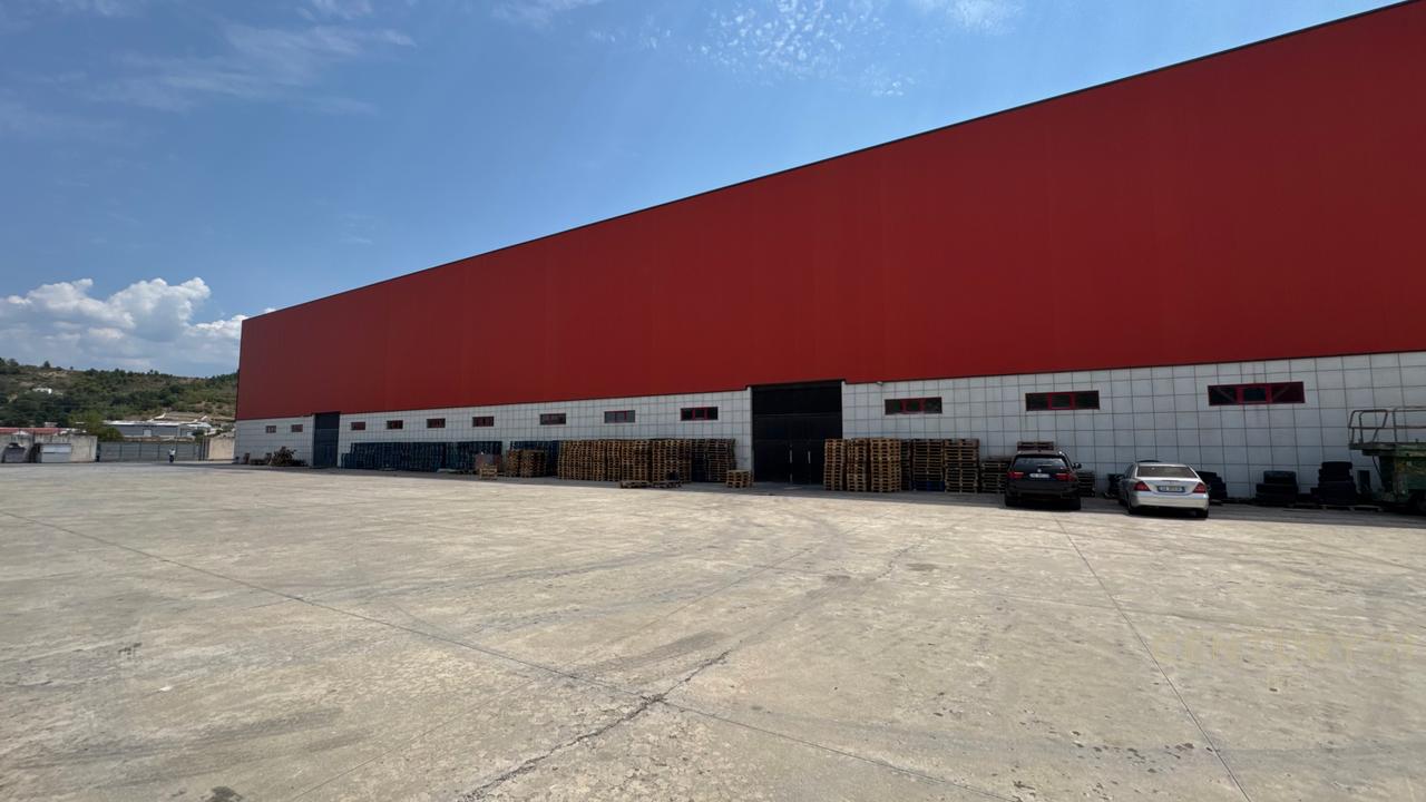 IN AFFITTO MAGAZZINO 6000M2 EDIFICIO + 11.500M2 TERRENO A VAQARR!