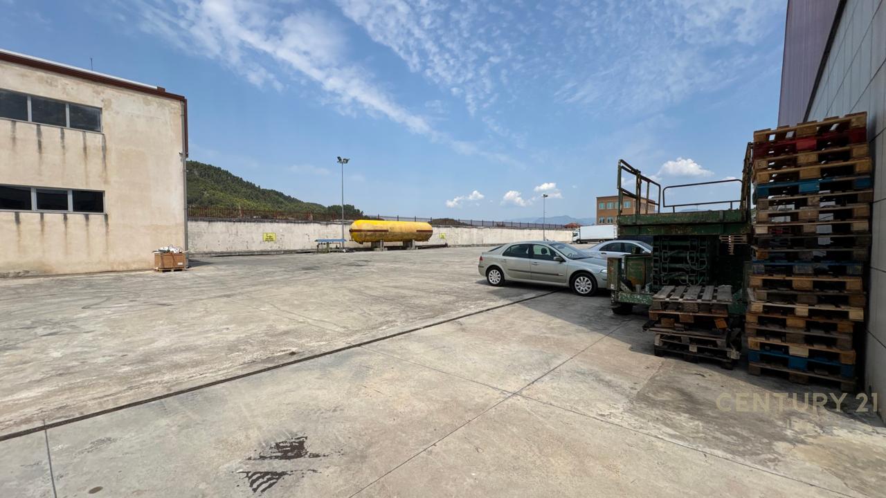 IN AFFITTO MAGAZZINO 6000M2 EDIFICIO + 11.500M2 TERRENO A VAQARR!