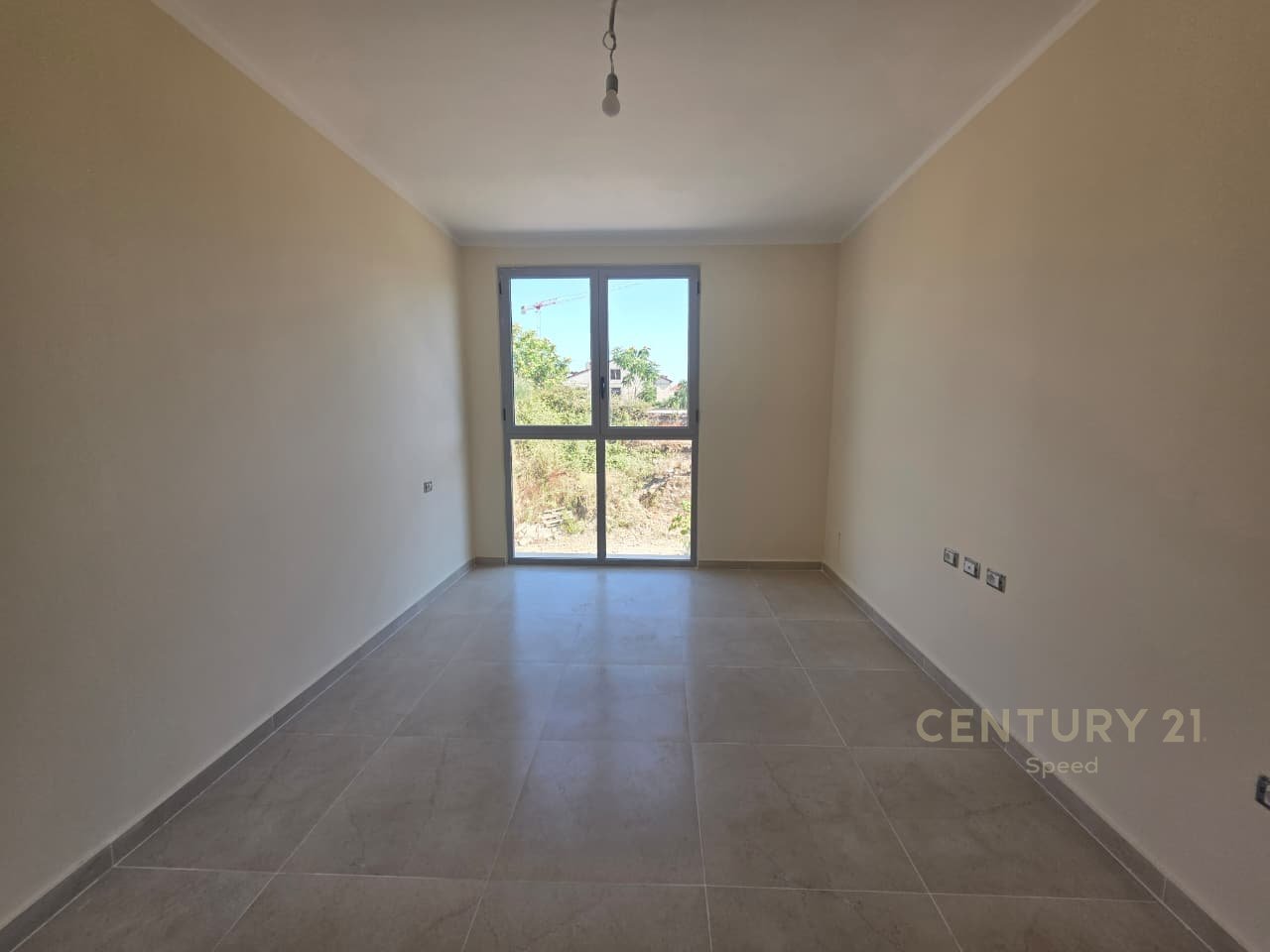 JEPET ME QERA APARTAMENT 2+1 TEK 5 MAJI !!