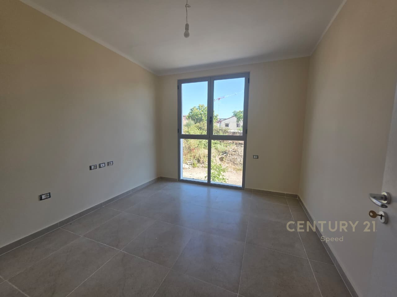 JEPET ME QERA APARTAMENT 2+1 TEK 5 MAJI !!