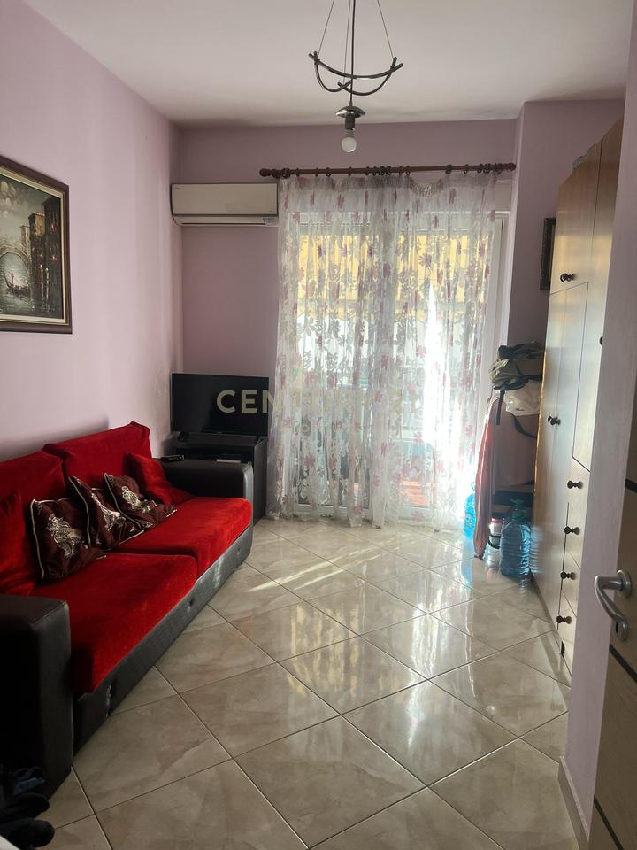 IN VENDITA APPARTAMENTO 2+1+2 CON BALCONE – ZONA OXHAKU, VICINO AL BAR-CAFFÈ “ARTISTI”