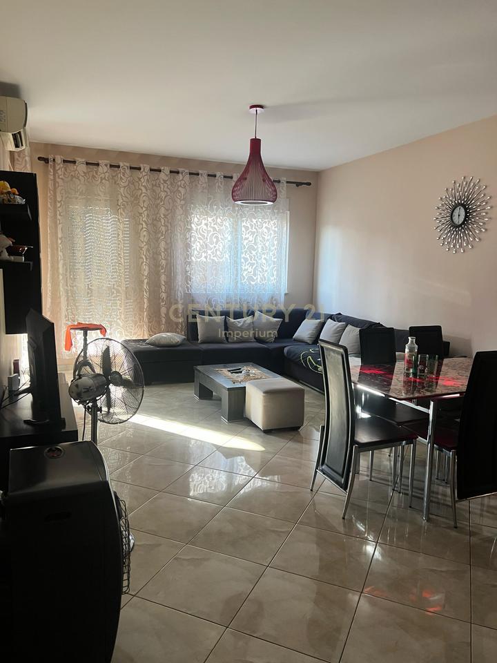 IN VENDITA APPARTAMENTO 2+1+2 CON BALCONE – ZONA OXHAKU, VICINO AL BAR-CAFFÈ “ARTISTI”