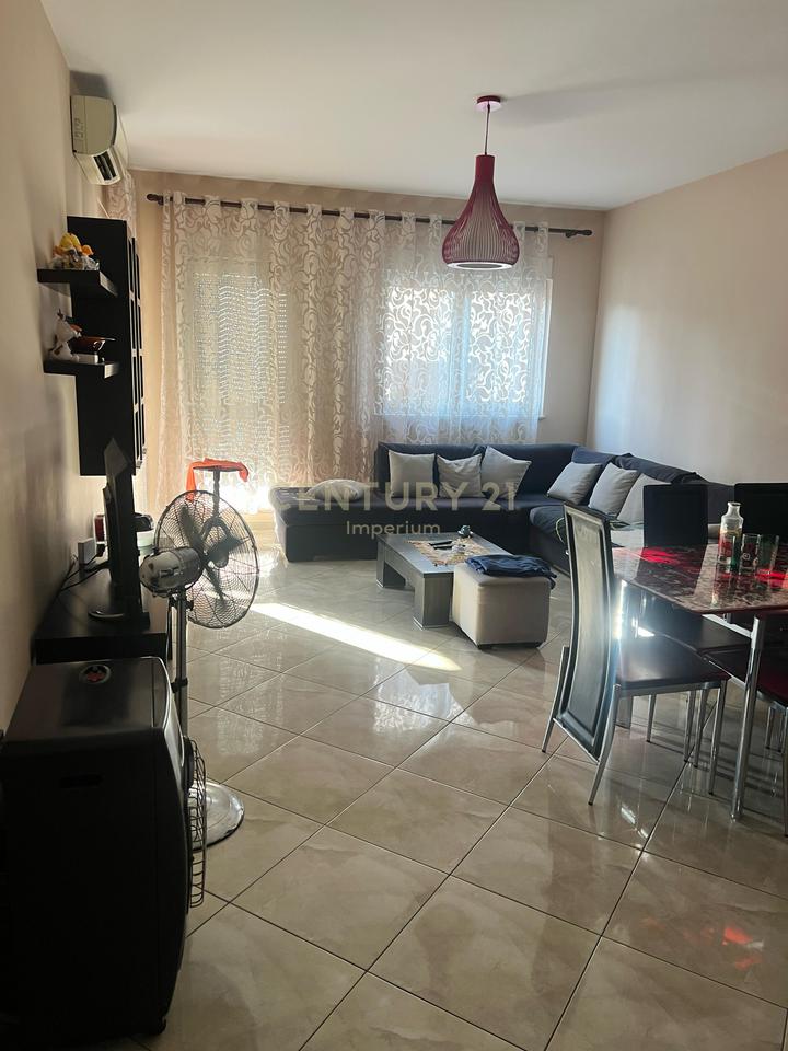 IN VENDITA APPARTAMENTO 2+1+2 CON BALCONE – ZONA OXHAKU, VICINO AL BAR-CAFFÈ “ARTISTI”