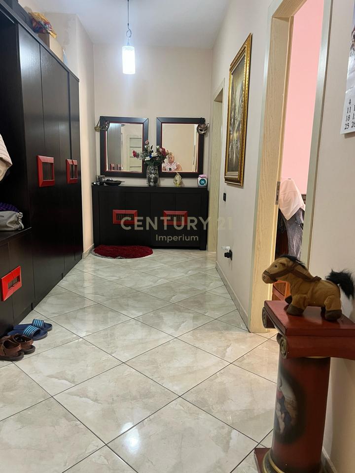 IN VENDITA APPARTAMENTO 2+1+2 CON BALCONE – ZONA OXHAKU, VICINO AL BAR-CAFFÈ “ARTISTI”